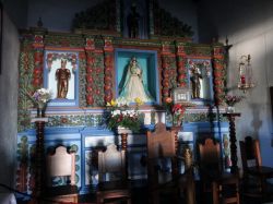 L'interno del Santuario de Nuestra Senora de los Reyes e l'immagine della Madonna circondata dai tre Re Magi (Canarie, El Hierro).