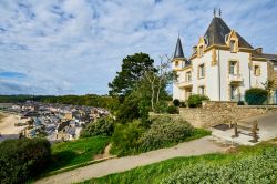 Un'elegante abitazione nella città di Cancale, Bretagna, con sullo sfondo uno scorcio del borgo che si affaccia sull'Oceano Atlantico (Francia).
