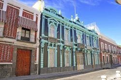Eleganti edifici colorati nella città di Puebla, Messico. 
