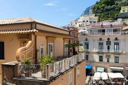 Eleganti palazzi affacciati sul centro di Amalfi, Campania - © Gonzalo Sanchez / Shutterstock.com