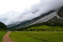 Monte Elfer: siamo nella Valle dello Stubai, al termine del Sentiero del Tempo, in prossimità della malga Pinnisalm. Il monte domina la vallata proprio al di sopra dell'abitato di ...