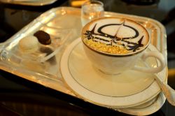 Emirates Palace Cappuccino: è un “must” del soggiorno ad Abu Dhabi. La caffetteria del lussuoso Emirates Palace, hotel 7 stelle della capitale, propone questo cappuccino servito ...