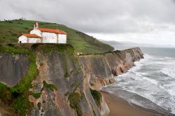 L'eremo di San Telmo a Zumaia, Paesi Baschi, Spagna. Sorge a due passi dall'Oceano e da una delle spiagge più spettacolari di tutta la costa basca: sorto nel XVIII° secolo, ...