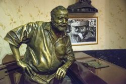 La statua di Ernest Hemingway nel bar El Floridita all'Avana (Cuba). Lo scrittore era solito ordinare un daiquiri, che fu inventato proprio qui - © Salvador Aznar / Shutterstock.com ...