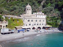 La baia di San Fruttuoso e la sua abbazia: un tesoro della Liguria - l'Abbazia di San Fruttuoso, dedicata all'omonimo vescovo catalano, è situato in una splendida baia di Camogli, ...