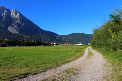 Escursione in bicicletta lungo la verde valle dell'Inn a Telfs in Austria - © Bildagentur Zoonar GmbH / Shutterstock.com