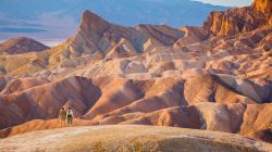 Escursionisti contemplano un paesaggio della Death Valley, Stati Uniti d'America.



