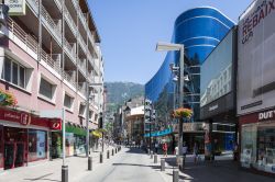Estate a Andorra la Vella, Andorra. Una delle vie della capitale su cui si affacciano esercizi commerciali e ristoranti. Andorra la "vecchia" è una delle mete preferite da chi ...