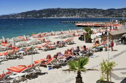 Estate a Juan-les_Pins una delle spiagge più note della Costa Azzurra in Francia - © nito / Shutterstock.com