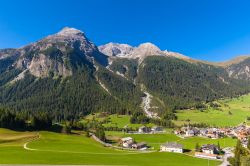 Estate nei Grigioni in Svizzera: il pittoresco villaggio di Bergun fotografato dal trenino del Bernina Express