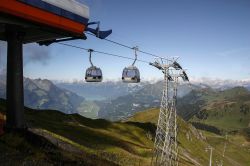 Estate sulle Alpi svizzere a Hasliberg. Con la cabinovia si può raggiungere la sommità delle montagne per ammirare il paesaggio e la natura rigogliosa.


