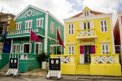 Esterno colorato dell'hotel BijBlauw a Curacao, Antille olandesi.
