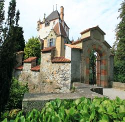 L'esterno del Castello di Oberhofen am Thunersee, in Svizzera- © 83105476 / Shutterstock.com