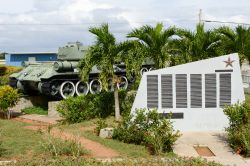 Esterno del museo sull'invasione di Baia dei Porci a Playa Giron, Cuba. Fra i cimeli esposti all'ingresso dell'edificio vi è anche un carroarmato - © Stefano Ember / ...