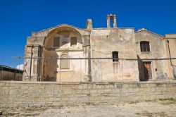 L'esterno della chiesa di San Pietro a Craco, Matera, Basilicata. Edificato attorno al 1630, questo convento ospitava 18 frati minori francescani fra cui tale Nicola Onorati esperto in scienze ...