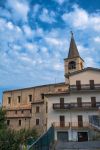 Esterno della chiesa di Santa Maria Maggiore a Caramanico Terme, Abruzzo. E' stata costruita in stile gotico con portale ad arco acuto raffigurante l'incoronazione della Vergine.



 ...