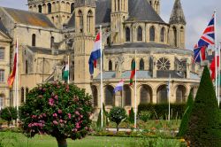 Esterno della chiesa di Santo Stefano a Caen, Francia. E' un significativo esempio di architettura romanica e dal 1840 è monumento storico dello stato francese - © Pack-Shot ...