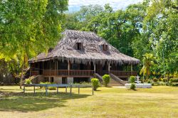 Esterno dell'Historical Plantation House Museum a La Digue, Seychelles. Immerso nella natura più rigogliosa, questo museo è uno dei più visitati dai turisti che raggiungono ...