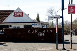 Esterno di un hotel a Kuruman nella regione di Northern Cape (Capo Settentrionale), Sudafrica. La sua costruzione risale al 1887 e sorge in Voortrekker Road - © Herb Klein / Shutterstock.com ...