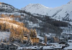 Etroubles in inverno, Valle d Aosta. Siamo nella Valle del Gran San Bernardo; 5 chilometri separano la città dal traforo che mette in comunicazione la Valle d'Aosta con il cantone ...
