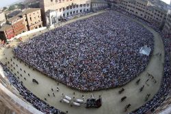 Piazza del Campo gremita durante il Palio di Siena