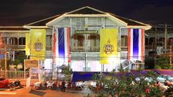 L'ex Palazzo Municipale della provincia di Nonthaburi (Thailandia) fotografato di notte. Costruito nel 1548, è stato trasformato in museo nel 2009 - © Blanscape / Shutterstock.com ...
