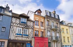 Facciata abitazioni porto vecchio di Honfleur in Bassa Normandia - © emei / Shutterstock.com