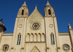 Facciata della chiesa sul lungomare di St Julian's, Malta 111037688 - © Ammit Jack / Shutterstock.com