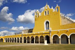 Facciata del convento di San Antonio de Padua a Izamal, Messico. All'esterno la struttura è caratterizzata da una colorazione gialla e bianca, tonalità che riprendono i colori ...