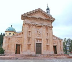 La facciata del Duomo di Asiago, con la particolare tinta causata dall'uso di marmo rosa (Veneto) - © ChiccoDodiFC / Shutterstock.com