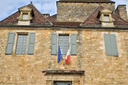 La facciata del Municipio di Domme, Dordogna, Francia. Assieme all'Ufficio del Turismo, il Municipio sorge nell'incantevole Maison de Gouverneur, in Place de la Halle, che rappresenta ...