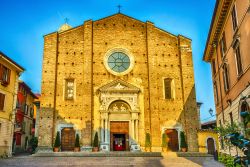 Facciata della Cattedrale di Salò, Lombardia. Principale edificio di culto della città, il duomo è dedicato a Santa Maria Annunziata: al suo interno custodisce preziose ...