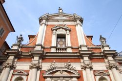 Facciata della chiesa di San Giorgio a Modena, Emilia-Romagna. Nota anche come Chiesa degli Estensi, è una delle più amate dai fedeli perchè al suo interno custodisce la ...