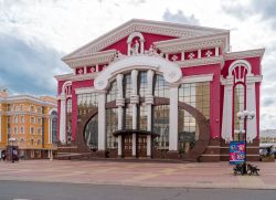 Facciata di un elegante palazzo nel centro di Saransk, Russia, con decorazioni e sculture - © Stetiukha Kristina / Shutterstock.com