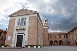 Facciata di una chiesa nel centro di Marotta nelle Marche.