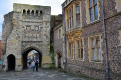 La facciata esterna con l'arco del Westgate Museum a Winchester, Inghilterra. Questo monumento rappresenta l'ultimo cancello medievale della città - © Christophe Cappelli ...