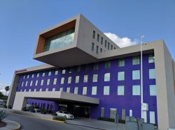 La facciata dell'Hilton Garden Inn collegato al Terminal B dell'aeroporto internazionale di Monterrey, Messico - © Luke.Travel / Shutterstock.com