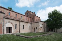 La facciata interna in mattoni dell'Abbazia di Sesto al Reghena, provincia di Pordenone, Friuli Venezia Giulia - © Directornico / Shutterstock.com