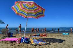 Famiglie con bambini in spiaggia a Castiglione della Pescaia in Toscana - © Massimo Parisi / Shutterstock.com