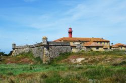 Faro all'interno di una fortezza nella città di Esposende, nord del Portogallo.


