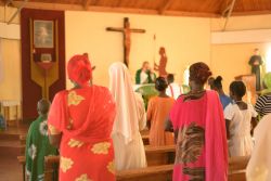 Fedeli di rito romano cattolico in una chiesa di Marsabit, Kenya: un gruppo di donne in preghiera - © Adriana Mahdalova / Shutterstock.com
