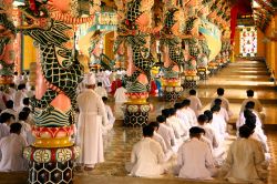 Fedeli della religione caodista all'interno del Grande Tempio di Cao Dai, nei pressi di Ho Chi Minh City, Vietnam.
