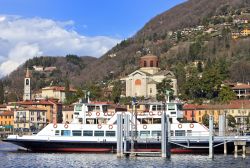 Ferry boat a Laveno Mombello, Lombardia. Uno dei traghetti che collegano questa località adagiata sulle sponde del Maggiore con Varese e quindi con Milano - © Fulcanelli / Shutterstock.com ...