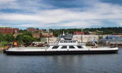 Ferry boat al porto di Burlington, Vermont, Stati Uniti. L'Evans Wadhams Wolcott ormeggiato sul fiume Winooski - © debra millet / Shutterstock.com