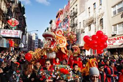 Festa per il Capodanno Cinese a New York, USA. Fuochi d'artificio, parate e manifestazioni culturali riuniscono la comunità cinese di New York e tanti turisti provenienti per l'occasione ...