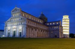Il festival delle candele della Luminaria di San Ranieri a Pisa, Toscana. Per l'occasione la Torre Pendente è illuminata con padelle a olio - © suronin / Shutterstock.com
