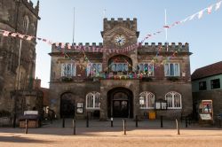 Festoni colorati decorano la città di Shaftesbury, nel Dorset, durante le celebrazioni per il Giubileo della Regina Elisabetta, Inghilterra - © Joe Dunckley / Shutterstock.com