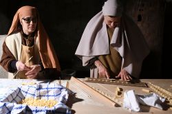 Figuranti del Presepe VIvente di Ispica mentre realizzano della pasta fatta in casa. - © Fausto Renda / Shutterstock.com