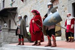 Figuranti in abito medievale alla giostra dell'Archidado di Cortona, Toscana