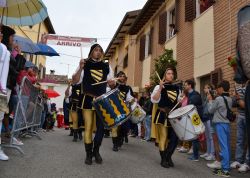 Figuranti per le strade di Schieti in occasione del Palio dei Trampoli a giugno (Marche) - © www.paliodeitrampoli.it